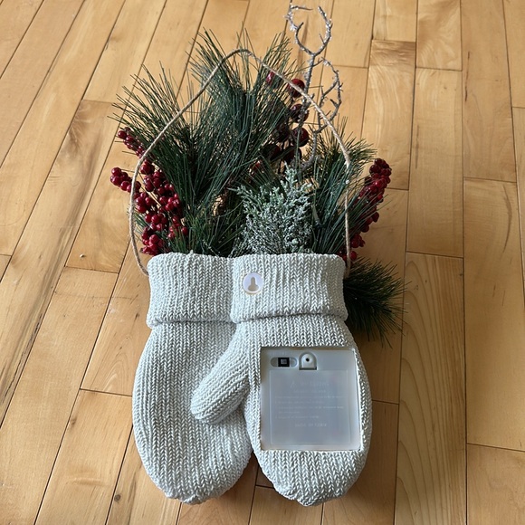 🌲Light Up Mittens Christmas Decor - Picture 8 of 9